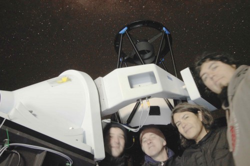 Telescopio Chakana y el equipo que lo configuró. De izquierda a derecha: Marco Rocchetto, Steve Fossey, Eduardo Unda-Sanzana y Juan Pablo Colque. Crédito: S. Fossey.