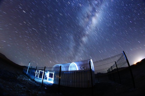 Ckoirama Observatory during the opening of the dome and under the Milky Way. Credit: U. de Antofagasta / F. Char. 